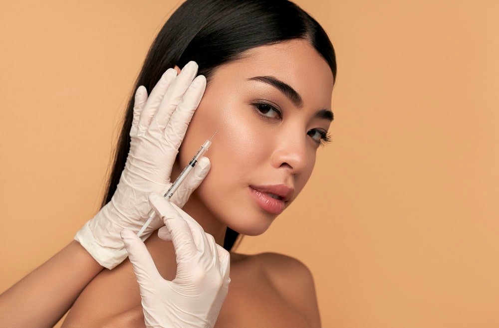 joven asiatica piel limpia radiante recibe inyecciones botox ajustar contorno aumento labios beige